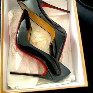 Glossy patent leather point-toe silhouette. Worn once for less than 5hrs.